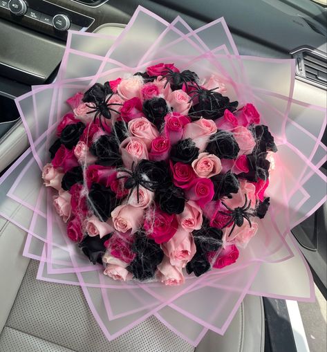 Black And Pink Flower Arrangements, Pink Black Bouquet, Flower Bouquet Halloween, Spooky Ramos, Spooky Bouquet Ideas, Halloween Ramos, Halloween Flower Bouquet, Spooky Bouquet, Halloween Bouquet