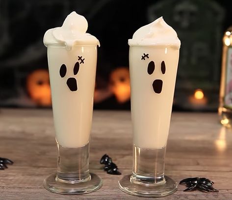 Halloween Shooters, Easy Halloween Cocktails, Candy Corn Jello Shots, Halloween Party Desserts, Halloween Recipes Drinks, Chocolate Vodka, Halloween Shots, White Chocolate Liqueur, Shots Alcohol