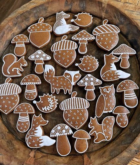 Decorating Gingerbread Cookies, Gingerbread Halloween, Halloween Gingerbread, Gingerbread Inspiration, Biscuit Decoration, Autumn Handmade, Amazing Food Platters, Halloween Party Appetizers, Cinnamon Ornaments