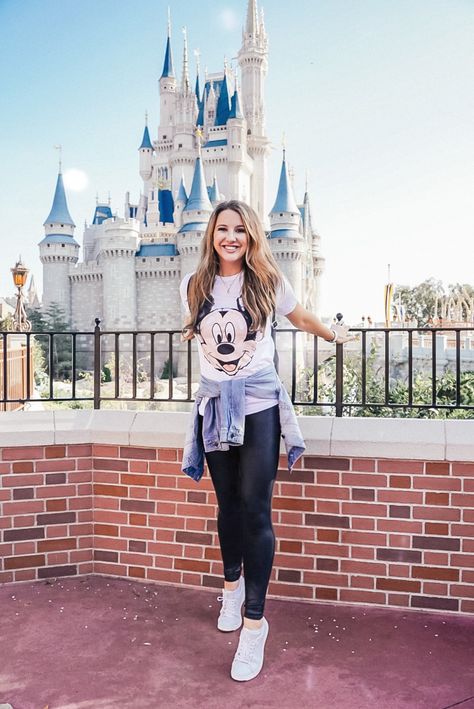 Disney World Photo and Outfit Inspo Womens Outfits For Disney World, February Disney Outfits, Disney Winter Outfits Florida, Orlando Parks Outfit, Wdw Outfits Women, Disney In December Outfits, Outfit Disney, Disney World Aesthetic Outfits, Disney Outfits Winter