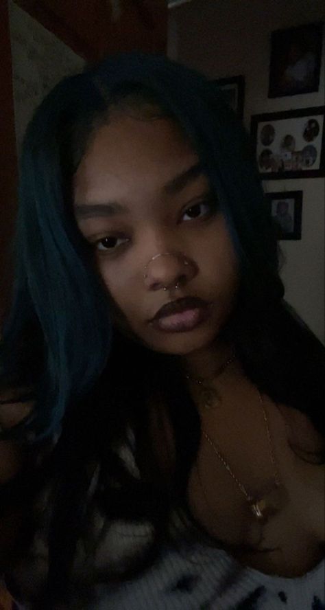 Black girl, piercing’s, nose piercing’s, double nose piercing’s Nose Chain And Septum, Nose Chain Across Bridge, High Nose Piercing, Over The Nose Chain, Double Nose Piercing With Septum, Double Nose Piercing Chain, Double Nose Piercing Different Sides, Triple Nose Piercing, Septum And Nose Piercing