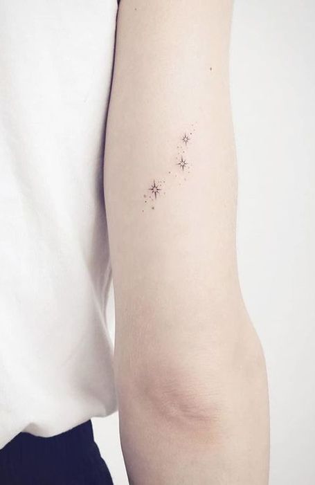 30 Cool Small Tattoos for Women - The Trend Spotter Tiny Stars Tattoo, Sparkle Tattoo, Tattoo Diy, Stars Tattoo, Star Tattoo Designs, Shape Tattoo, Harry Potter Tattoos, Star Tattoo, Disney Tattoo