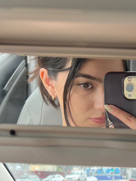 Rear Mirror Photography, Selfie Poses In Car, Car Pictures Poses, Side Mirror Selfie, Car Mirror Pics, Car Selfie Poses, Selfie In Car, Selfie In The Car, Car Mirror Selfie