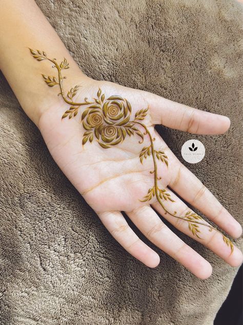 Modern Henna Designs Palm Simple, Cute Henna Designs Inside Hand, Mendhi Inside Hand Simple, Inside Palm Henna Designs, Palm Henna Designs Easy Simple Aesthetic, Mehandi Designs Inside Hand, Henna Inside Palm, Inside Henna Design, Palm Mehndi Design Simple Easy For Beginners