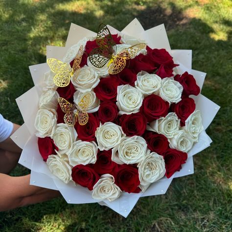 50 count red & white roses 💍🤍💌 • • • #bouquet #bayareaflorist #ramos 75 Roses Bouquet, Birthday Roses Bouquet, Birthday Ramos, Red And White Rose Bouquet, Ramo Flowers, Red And White Bouquet, Birthday Bouquets, Bouquet Business, White Roses Bouquet