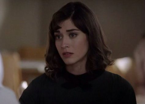 Lizzy Caplan as Virginia Johnson #gorg #MastersofSex Lizzy Caplan Masters Virginia, Lizzy Caplan Aesthetic, Janis Ian, Charlize Theron Hair, Virginia Johnson, Lizzy Caplan, Gillian Jacob, Art Faces, Kathryn Hahn