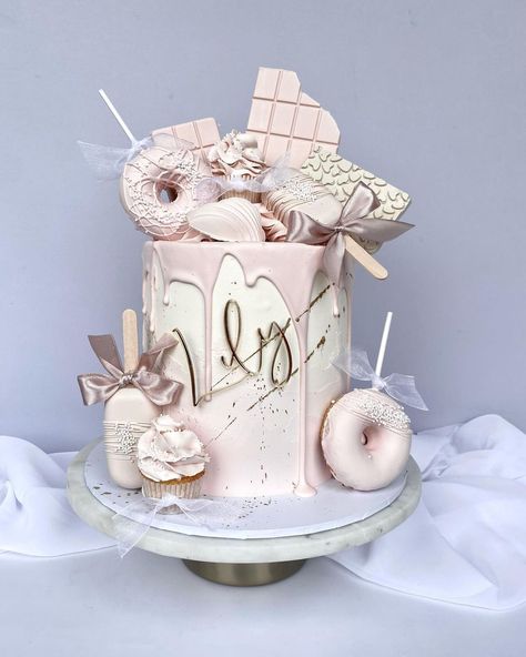 Pastel Pink Birthday Cake, Pastel Pink Birthday Cake Aesthetic, Cute Pink Cake, Birthday Cake For Wife, Candy Theme Cake, Candy Birthday Cake, 18th Birthday Cake Designs, Fall Birthday Cakes, Donut Birthday Cake