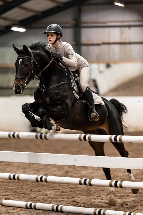 Horse Riding Women Aesthetic, 3 Horses Together, Horseback Riding English, English Horse Riding Aesthetic, Women On Horse, Person Riding Horse, People Riding Horses, Horses English, English Horse Riding