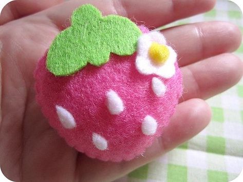 Felt Sweets, Strawberry Cute, Strawberry Stuff, Pins Diy, Cute Shapes, Kawaii Diy, Cute Sewing Projects, Strawberry Pink, Pink Strawberry