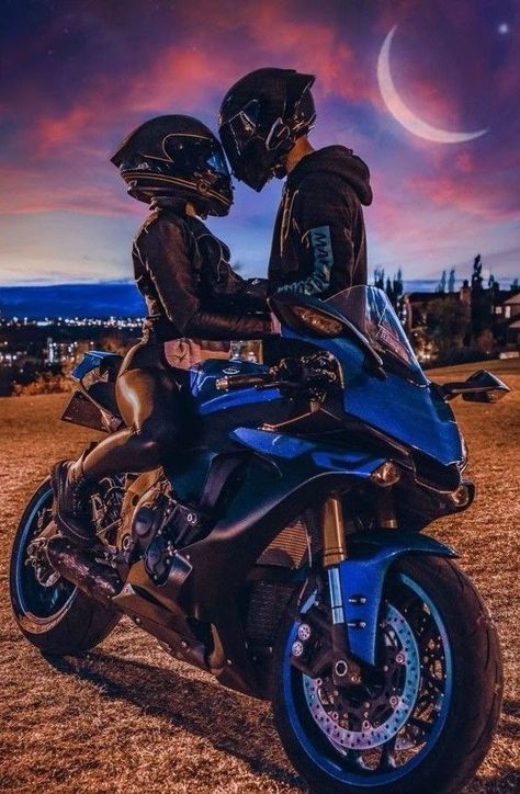 Moto Girl Aesthetic, Bikers Couple, Motos Aesthetic, Moto Aesthetic, Motorcycle Couple Pictures, Motorcycle Photo Shoot, Bike Couple, Biker Couple, Motorcycle Couple