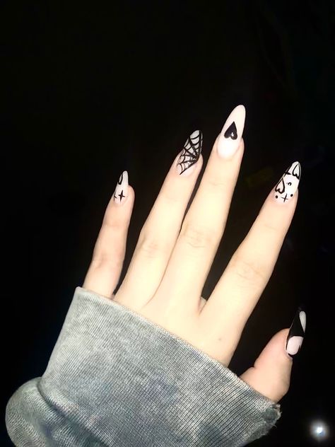 Spider Heart Nails, Alternative Nails Designs, Emo Acrylic Nails, Nails Emo, Alternative Nails, Nails Set, Black Nail Designs, Halloween 2022, Autumn Halloween