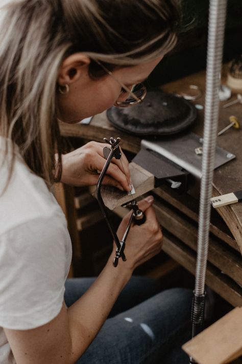 Goldsmith Nicole of bobini roots making jewelry from behind her workbench Nature Art Drawings, About Page, Studio Photoshoot, Jewelry Studio, Photo Projects, Studio Shoot, Eindhoven, Artistic Jewelry, Workbench