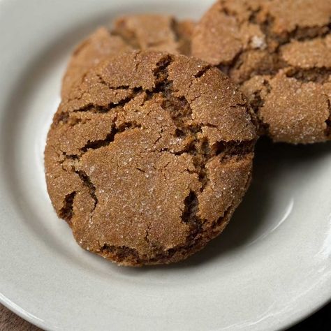 Molasses Crackle Cookies Disney Molasses Crackle Cookies, Chocolate Crackle Cookies, Crackle Cookies, Bars Gluten Free, Chocolate Crackles, Molasses Cookies Recipe, Ginger Molasses Cookies, Delicious Deserts, Cinnamon Chips