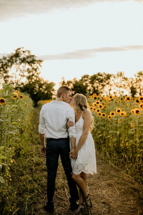 Sun Flower Engagement Photos, Couples Sunflower Pictures, Sunflower Feild Pics Couple, Sunflower Engagement Photos, Sunflower Field Engagement Photos, Sunflower Field Couples Photoshoot, Couple Sunflower Field Pictures, Sunflower Couple Photoshoot, Sunflower Engagement Pictures