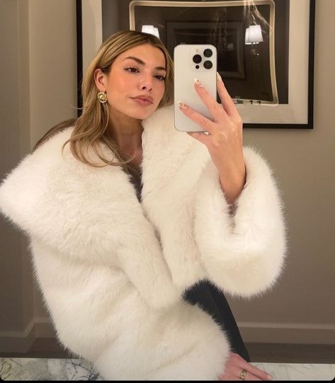 Crop Fur Jacket, Cropped Fur Jacket, White Fur Coat, White Fur, White Crop, Winter Looks, Fall Winter Outfits, Crop Jacket, Fur Jacket