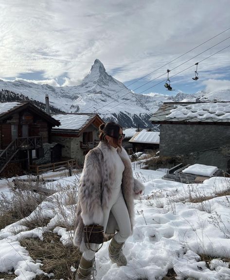 Swiss Alps Outfit, Alps Outfit, Ski Trip Fashion, Emma Leger, Fur Aesthetic, Colorado Fashion, Ski Trip Outfit, Apres Ski Outfits, Stylish Winter Coats