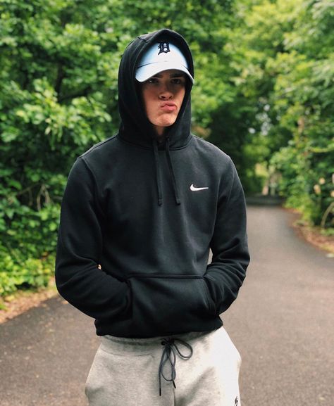 Athletic Boy Aesthetic, Sporty Boy Aesthetic, Jeans Hoodie Outfit, Outfits With Hoodies, Outfit Ideas Hoodie, How To Style Hoodies, Long Socks Outfit, Hoodie Outfit Ideas, Nike Hoodie Outfit