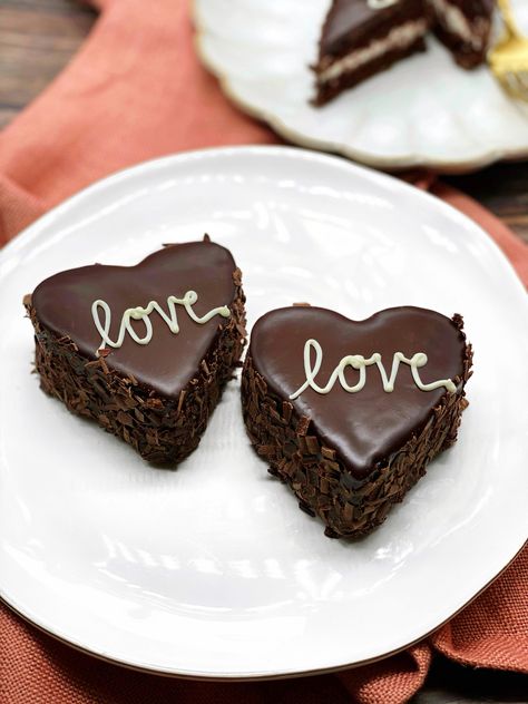 Mini Chocolate Heart Cakes Heart Shaped Cake Recipe, Chocolate Cornet, Chocolate Heart Cakes, Truffle Cake, Chocolate Truffle Cake, Chocolate Recipes Homemade, Dark Chocolate Ganache, Valentine Treat, Heart Shaped Chocolate