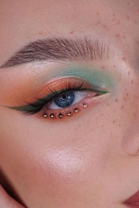 Green Dress Makeup, Makeup Euphoria, Circus Makeup, Coachella Makeup, Orange Eye Makeup, Normal Makeup, Boho Makeup, Rhinestone Makeup, Orange Makeup