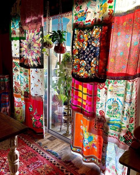 Mexico Bedroom Decor, Funky Vintage Living Room, Spring House Decorations Living Room, Hippie Diy Decor, Hippie House Aesthetic, 60s Home Aesthetic, Hippie Crafts Diy, Boho Hippie Home, Hippie Curtains