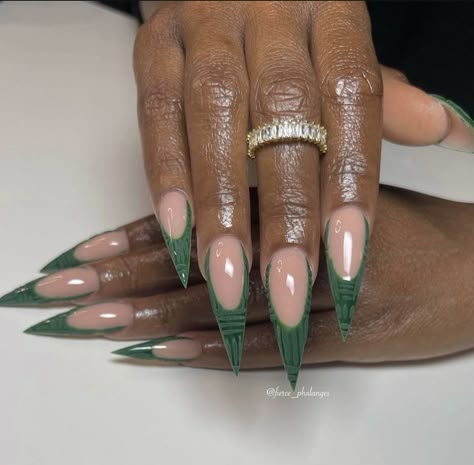 Photo Shoot Nails, Gel Green Nails, Emerald Green Nails, Stilleto Nails Designs, Nail Polish Design, Emerald Nails, Gold Acrylic Nails, Chic Nail Designs, Divine Art