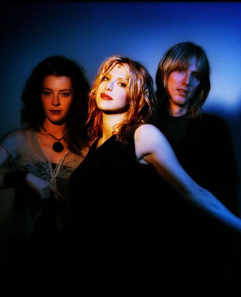 Melissa Auf Der Maur, Courtney Love Hole, Kurt And Courtney, Grunge Band, Celebrity Skin, Riot Grrrl, Courtney Love, Gold Dust, Miss World