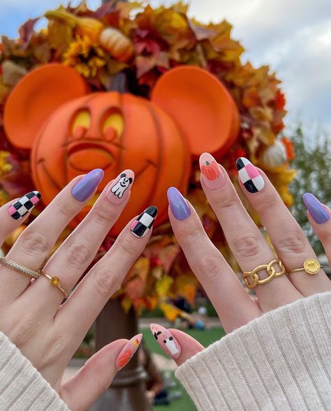 Disney Halloween Nails, Disney Themed Nails, Alice In Wonderland Nails, Pumpkin Nail Designs, Disney Christmas Nails, Disney Nail Designs, Disney Acrylic Nails, Minnie Mouse Nails, Holloween Nails