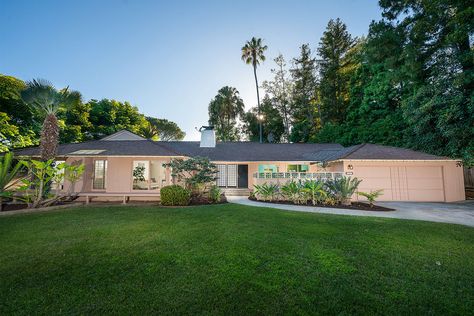 The <em>Golden Girls</em> House Is for Sale for $3M, and It's Already Caught a Celebrity Buyer's Eye Golden Girls House, Oven Cleaning Easy, Beach Theme Bathroom Decor, Movie Houses, Girls Home, Shoji Screen, Famous Houses, Beautiful California, Real Estat