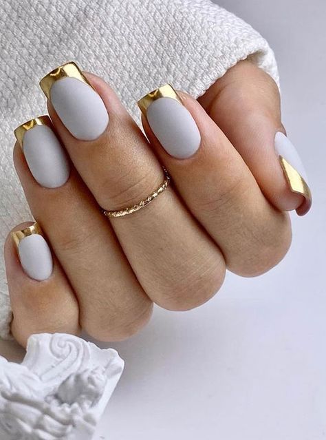 16. Gold Tip Smokey White Nails Even though I like winter but I can’t help to be excited about spring’s arrival. I know lots... French Nails Design, Gold Tip Nails, White Nails With Gold, Chrome Nails Designs, Her Nails, Classic Nails, Thanksgiving Nails, Elegant Nails, Chic Nails