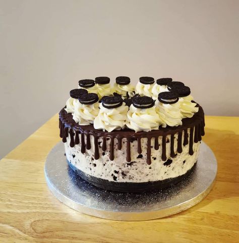 Oreo Cheesecake Decoration, Cheesecake Designs, Oreo Deserts, Twin Cakes, Cheesecakes Recipes, Cheesecake Decoration, Buttercream Ganache, Ganache Drip, Cheesecake Mix