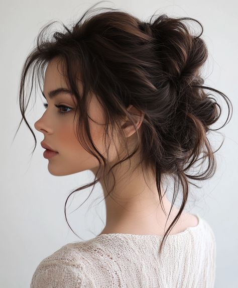 iciness Hairstyles lady: Messy Bun Wavy Hair Highlights Brunettes, Wavy Hair Highlights, Warm Highlights, Blonde Hair Transformations, Medium Hair Color, Latest Hair Trends, Fall Hair Trends, Hair Color Pink, Winter Hair Color