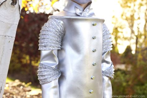 DIY Tin Man Costume (from Wizard of Oz) | via Make It and Love It Diy Tin Man, Diy Tin Man Costume, Wizard Of Oz Diy, Tin Man Halloween Costume, Wizard Of Oz Costumes Diy, Munchkin Costume, Mens Halloween Costumes Diy, Tin Man Costume, Diy Costumes Men