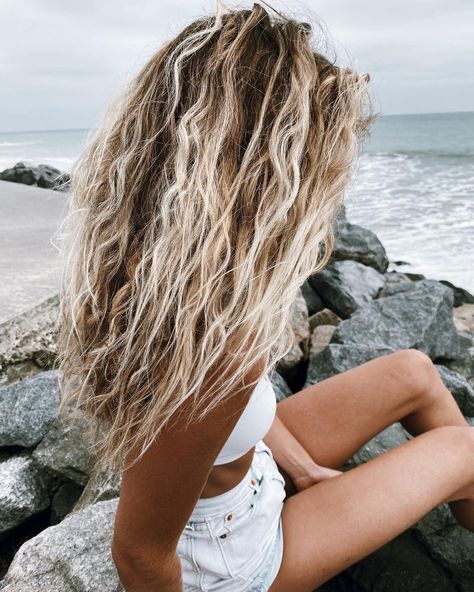 𝐁𝐞𝐚𝐜𝐡𝐰𝐚𝐬𝐡𝐞𝐝 𝐡𝐚𝐢𝐫™️ on Instagram: “Undone hair is winningggggggggg! I feel like this is just ultimate beachwashed hair inspiration, I love love love the natural body and…” Undone Hair, I Love Love, Love Love Love, Natural Body, The Natural, Love Love, Feel Like, Hair Inspiration, Blonde