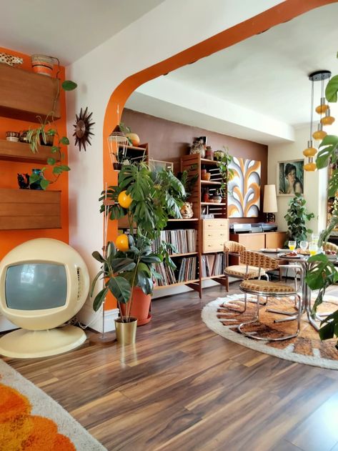 70s Living Room, 70s Interior Design, Lots Of Plants, 70s House, 70s Interior, Retro Interior Design, 70s Home, Retro Living Rooms, 70s Home Decor