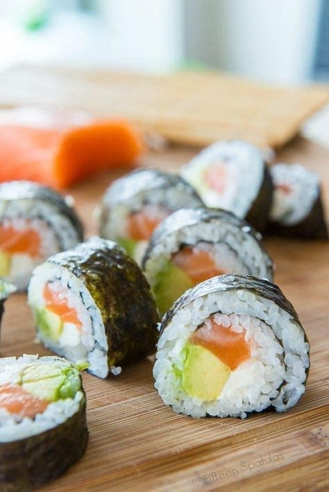 Homemade Sushi Rolls, Sushi Recipes Homemade, Sushi Roll Recipes, Japan Sushi, Sushi At Home, Homemade Rolls, Homemade Sushi, Salmon Avocado, Sushi Chef