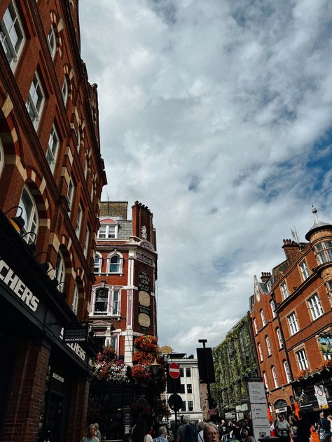 A beautiful sight of the shopping streets in Londen Theater District, Beautiful Day, London