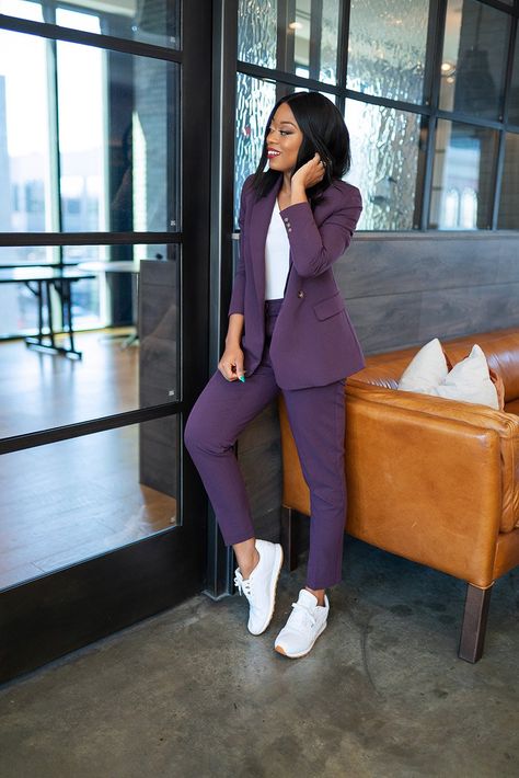 Purple Work Outfit, Business Casual With Sneakers Women, Purple Pants Outfit, Business Casual Sneakers, Outfit Formal Mujer, Stylish Sneakers Women, Sneakers Outfit Work, Suits And Sneakers, Office Fits