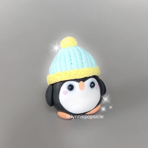 🍭Lynn 🍭 on Instagram: “Wrap up warm, winter is coming!🐧💕 . . . . . . . #kawaiicharms #claycharms #polymerclay #polymer #polymerclaycharms #penguin🐧 #penguins…” Cute Clay Penguin, Clay Art For Christmas, Air Dry Clay Penguin, Penguin Clay Art, Polymer Penguin, Cute Polymer Clay Kawaii, Cute Polymer Clay Charms, Polymer Clay Penguin, Clay Penguin