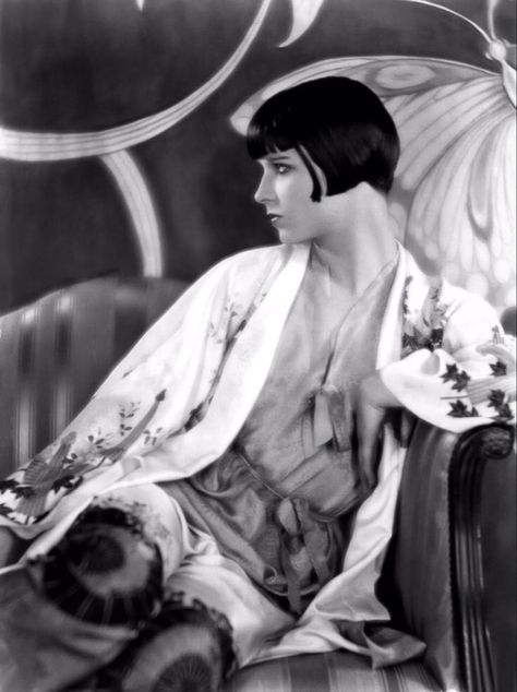 Louise Brooks 1927 wearing a silk robe and Japanese lounging pajamas her ‘kimono’ session with Eugene Robert Richee. The skillful butterfly art backdrop was painted by Paramount artist Claire Van Scoy. These type of pafama outfits for at home relaxing and entertaining were the fashionable thing in Hollywood in late 1927 and beyond. Flapper Aesthetic, Lupe Velez, Feminine Mystique, Louise Brooks, Josephine Baker, Carole Lombard, Cecil Beaton, Marlene Dietrich, Rita Hayworth