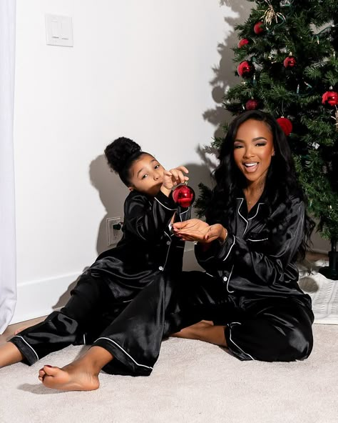 Pajama Christmas Pictures Family, Pajama Photoshoot Photo Ideas, Family Christmas Pictures Black People, Grinch Brunch, Black Family Christmas Photoshoot, Christmas Pajamas Photoshoot, Matching Christmas Pajamas Family, Family Christmas Photoshoot, Matching Pajama Sets