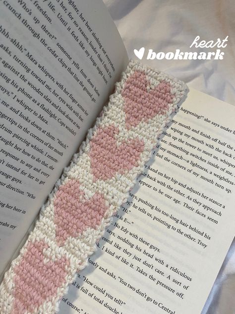 Crochet Bookmark Aesthetic, Crochet Heart Bookmark, Crochet Book Marks, Crochet Book Cover, Heart Bookmark, Crochet Bookmark Pattern, Flower Gift Ideas, Crochet Business, Crochet Bookmarks