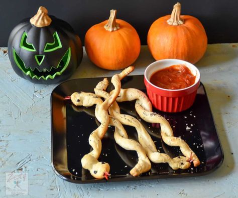 Snakes Recipe, Snake Recipe, Bread Stick, Halloween Finger Foods, Halloween Appetizers Easy, Halloween Food Dinner, Kids Halloween Food, Halloween Food Appetizers, Bread Sticks