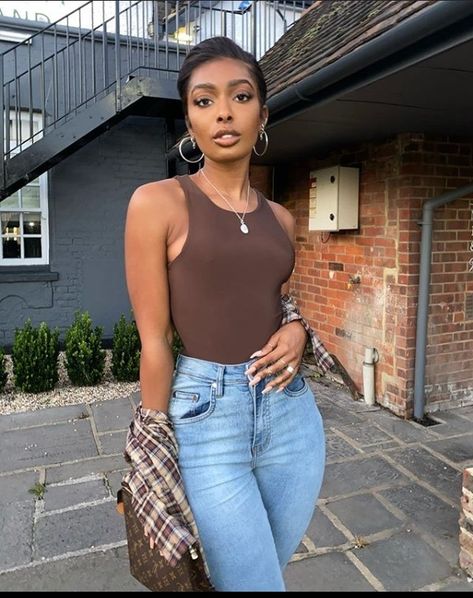 Brown Body Suit Outfit Ideas, Neutral Bodysuit Outfit, Brown Bodysuit Outfit Fall, Outfits With Brown Bodysuit, Brown Bodysuit Outfit Summer, Brown Shirt And Jeans Outfit, Casual Brown Bodysuit For Spring, Brown Body Suit Outfit, Brown Bodysuit Outfit Jeans