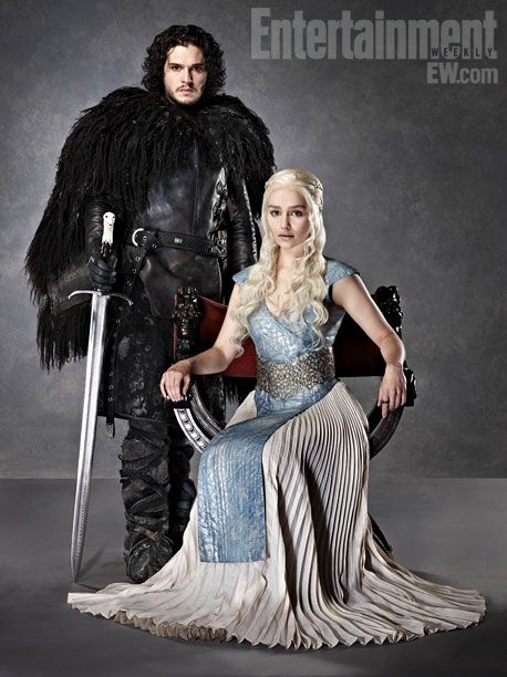 Kit Harrington and Emilia Clarke Emilia Clarke Daenerys, Snow Engagement Photos, Jon Snow And Daenerys, Game Of Thrones Cosplay, Game Of Thrones Costumes, Halloween Parejas, Game Of Thrones Tv, Kit Harrington, Hallowen Costume