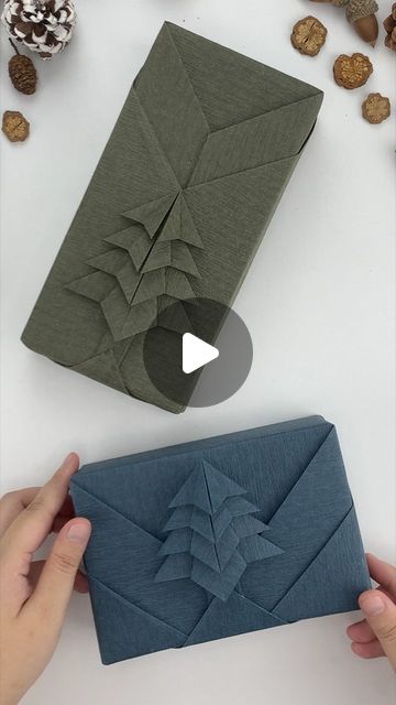 QIDAOYU on Instagram: "🎄Christmas Gift Wrapping  Ideas + Christmas Tree Origami 🎁" Gift Wrapping Topper Ideas, Gift Wrap Origami, Origami Gift Wrapping, Fancy Gift Wrapping Ideas, Creative Christmas Wrapping, Christmas Tree Origami, Gift Wrapping Ideas Christmas, Wrapping Ideas Christmas, Christmas Gift Wrapping Ideas