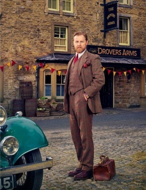 Siegfried Farnon Samuel West, Siegfried Farnon, Samuel West, Countryside Fashion, Roman Kemp, Doctor Who Companion, James Herriot, Famous Directors, Veterinary Surgeon