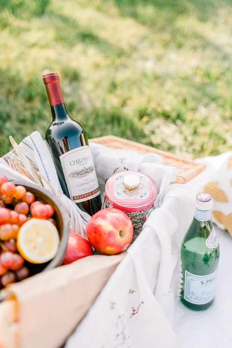 Picnic Proposal Ideas, Picnic Proposal, Picnic Wine, Picnic Photography, Cute Picnic, Wine Picnic, Shots Ideas, Wine Photography, Garden Picnic