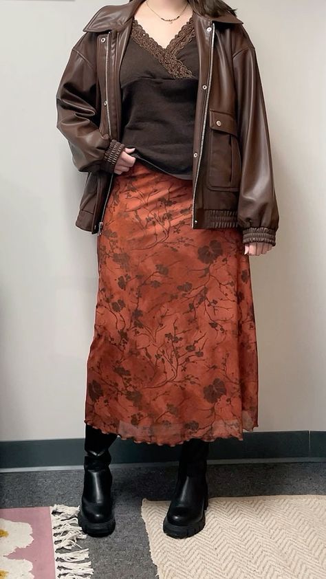 Long Skirt Leather Jacket, Orange Vintage Outfit, Dark Brown Corduroy Jacket Outfit, Brown And Red Outfit Ideas, Orange And Gray Outfit, Orange Grunge Outfit, Vintage Brown Leather Jacket Outfit, Red Orange Outfit, Red Brown Outfit