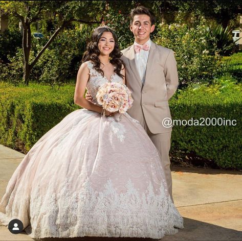 Chambelan And Quinceanera Pictures, Quincenera And Chambelan Pictures, Chambelanes Outfits Quinceanera Pink, Quinceanera Chambelanes, Chambelanes Outfits Quinceanera, Quince Picture Ideas, Chambelanes Outfits, Quinceañera Photoshoot Ideas, Quince Photoshoot Ideas