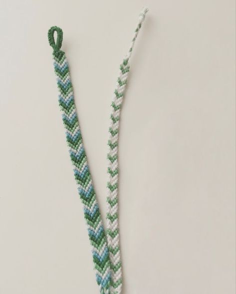 Green Chevron Bracelet, Chevron Friendship Bracelets Tutorial, Easy String Bracelets, Chevron Bracelet Pattern, Friendship Bracelets Chevron, Friendship Bracelets Aesthetic, Bracelet Ideas String, Easy Friendship Bracelets, Green Friendship Bracelet